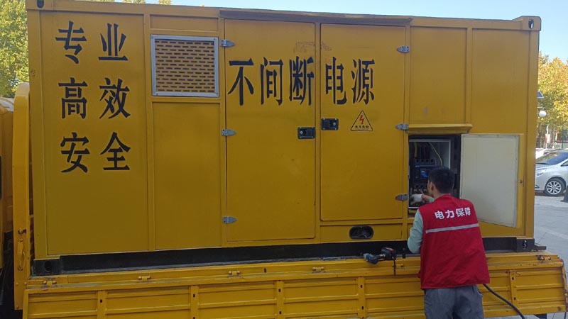 汤旺河柴油发电机组和UPS电源配合使用时，如何避免切换过程中的电力中断？